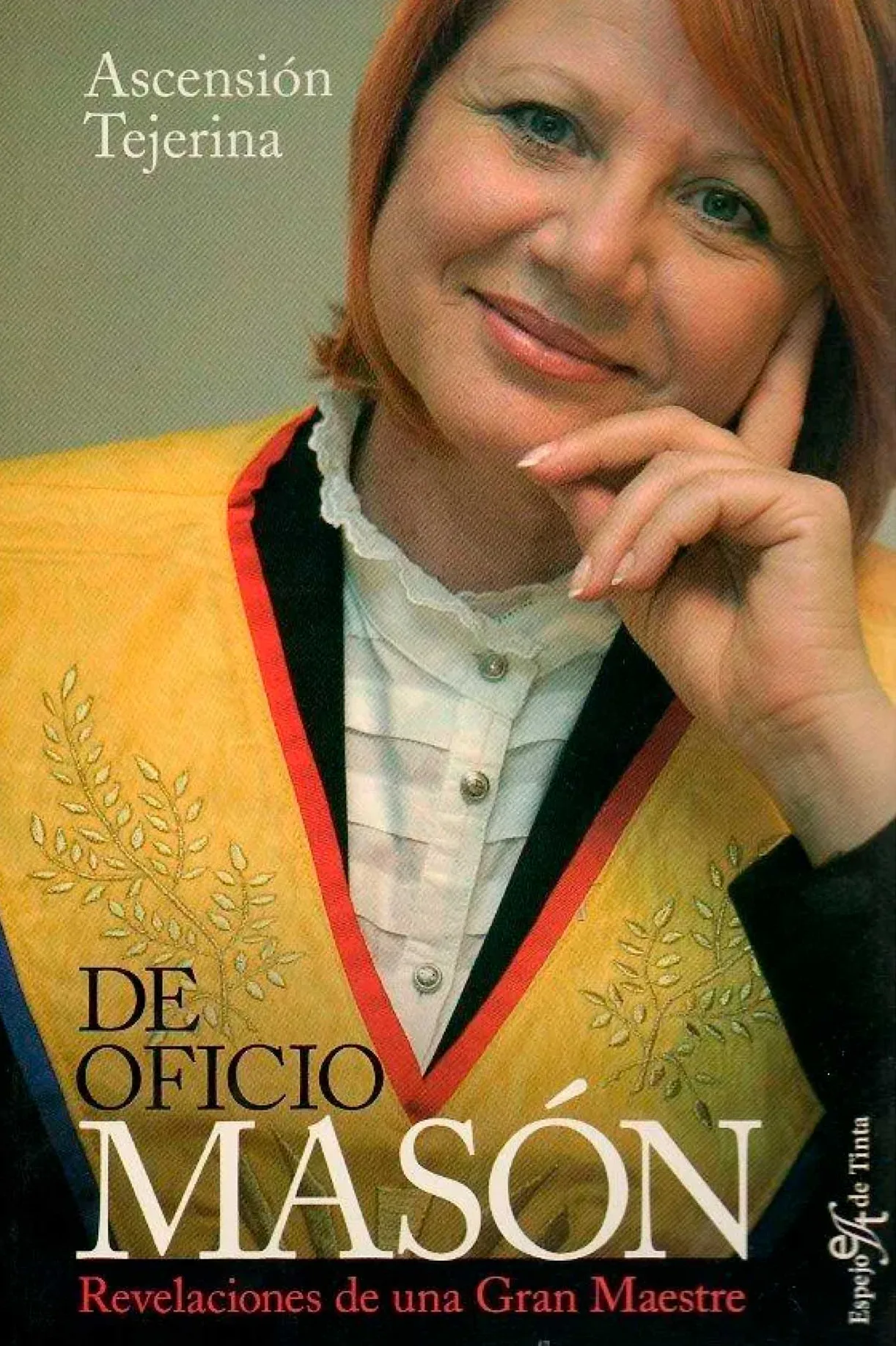 Ascensión Tejerina en la portada de su libro “De oficio masón”, donde narra en primera persona cómo ser masón mujer en una obediencia mixta.