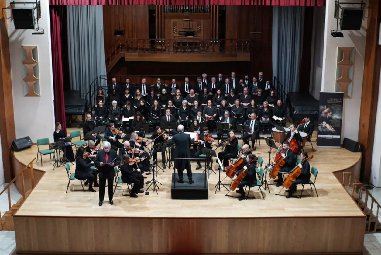  Vista general del escenario durante el concierto masónico en Málaga con orquesta, coro y solistas.