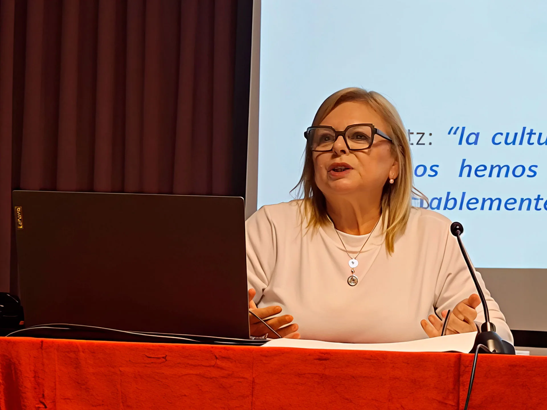 Ponente en una conferencia sobre la masonería en España vemos la mesa de ponentes en acto desarrollado en el Ateneo de Madrid.