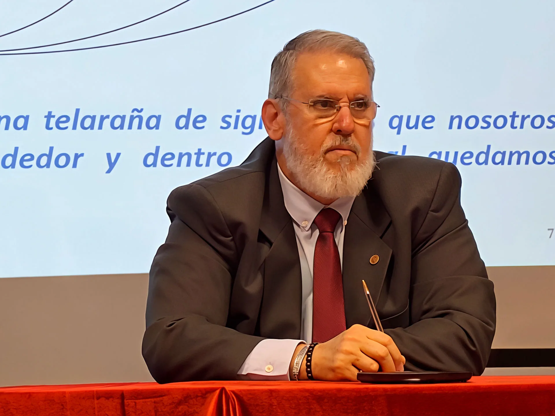 Ponente en una conferencia sobre la masonería en España vemos la mesa de ponentes en acto desarrollado en el Ateneo de Madrid.