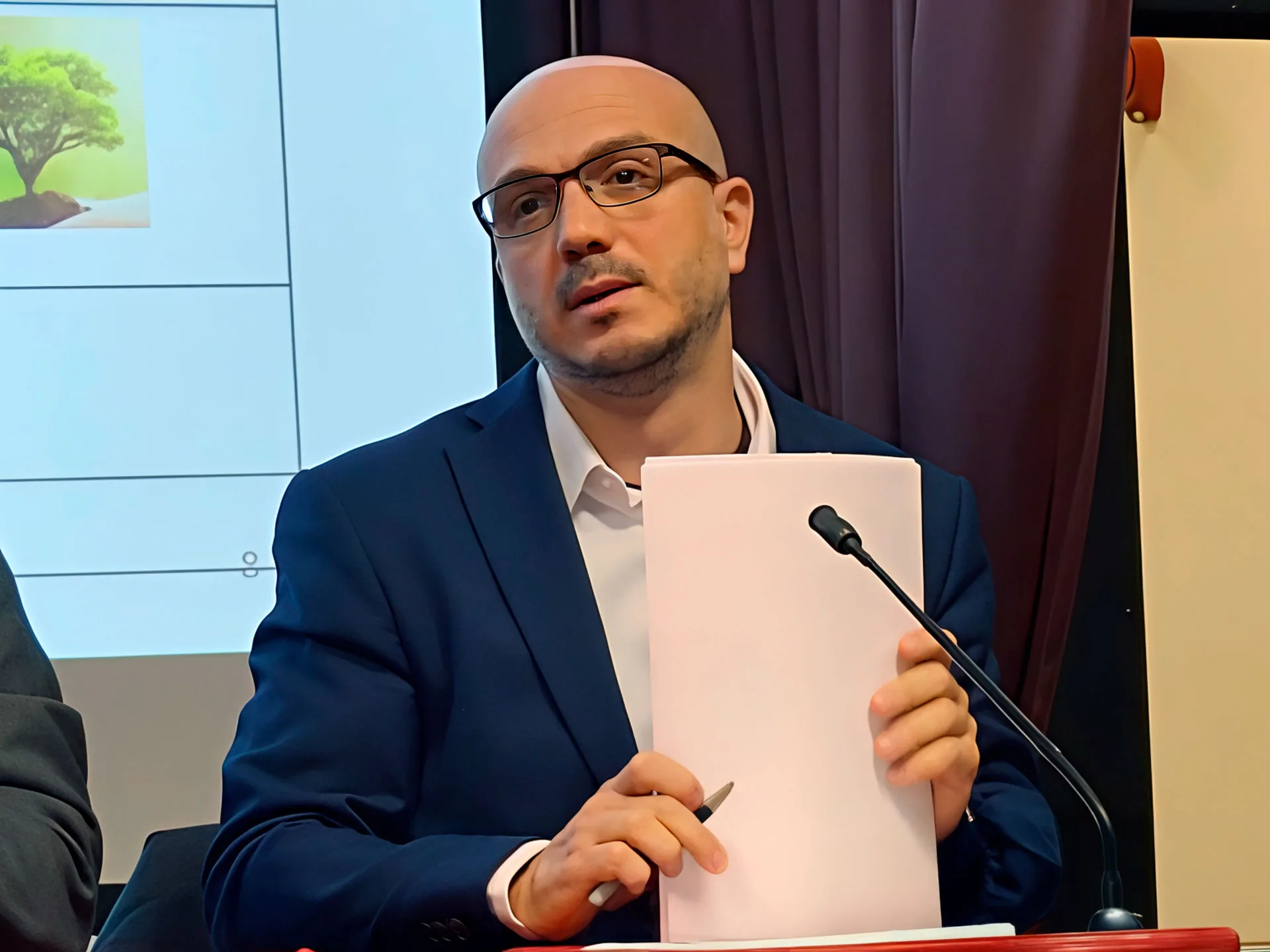 Ponente en una conferencia sobre la masonería en España vemos la mesa de ponentes en acto desarrollado en el Ateneo de Madrid.