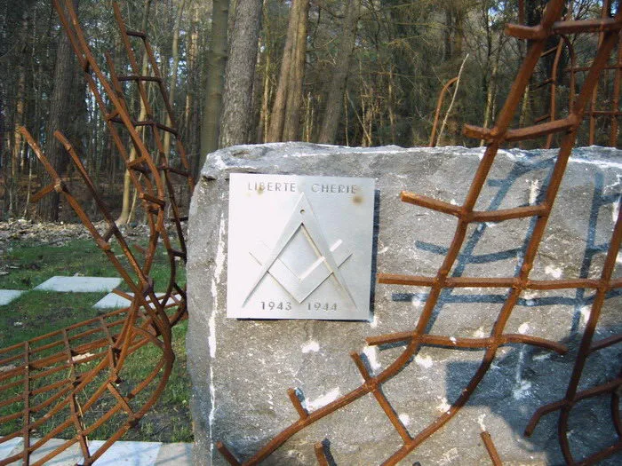 Imagen del monumento a la logia Liberté chérie ("libertad querida") fundada por siete masones belgas y que trabajó en el barracón nº 6 del campo de concentración de Esterwegen.