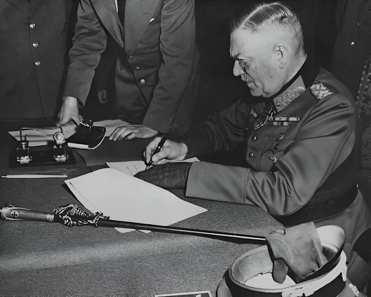 Alto mando nazi firmando documentos en una imagen de la Segunda Guerra Mundia.