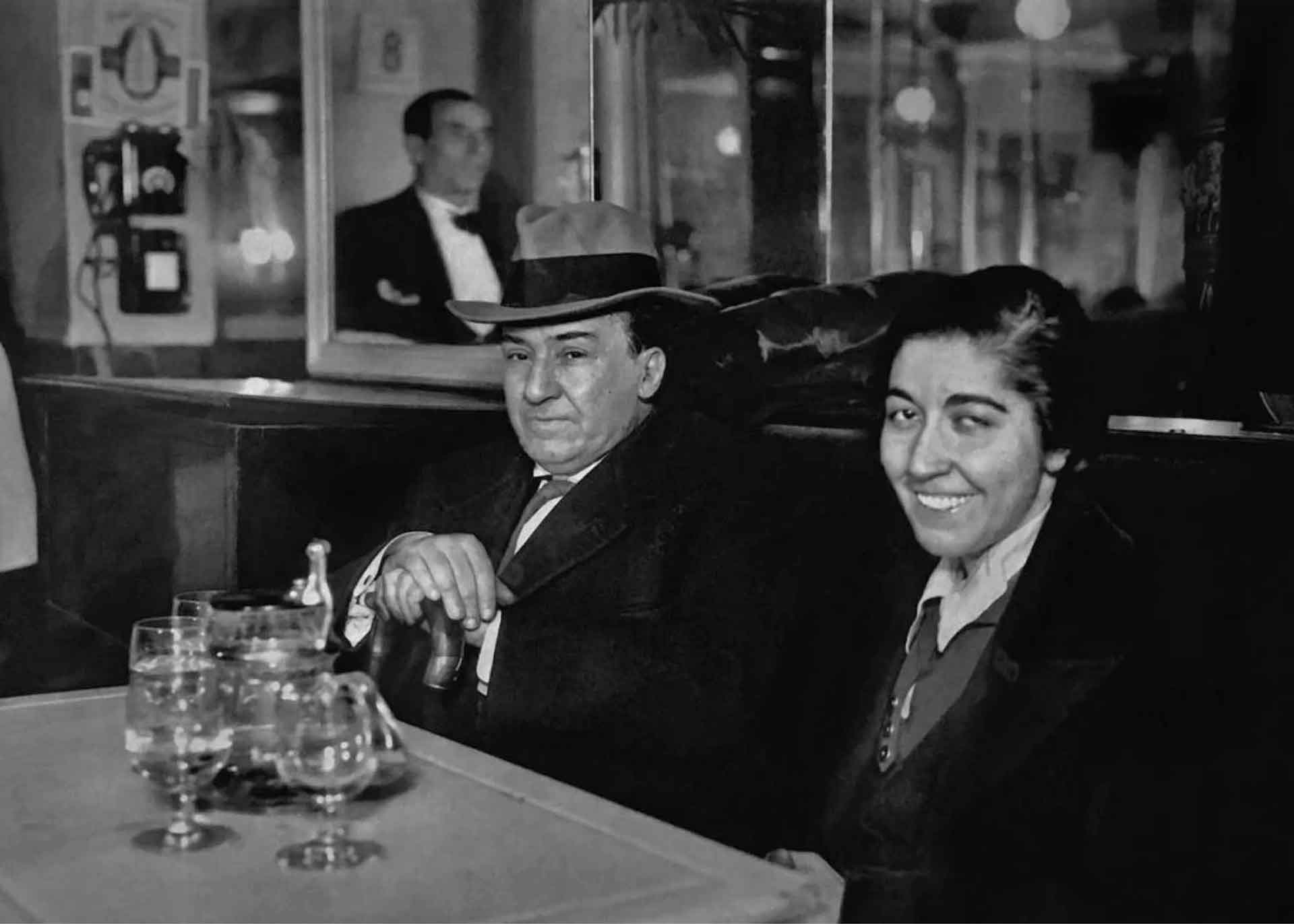 Antonio Machado en un café junto a una mujer, años 30