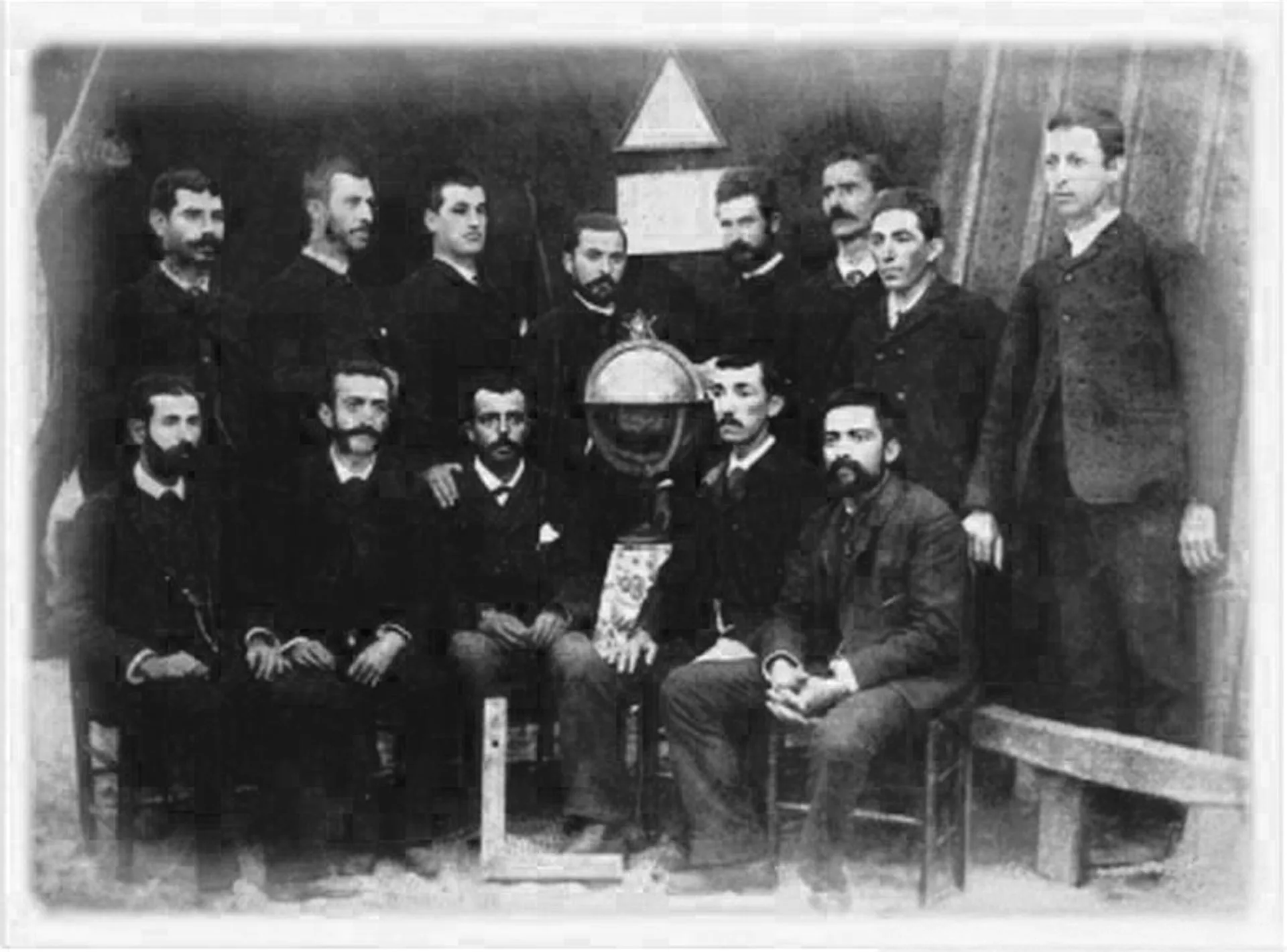  Fotografía histórica de los miembros de la logia América de Ubrique