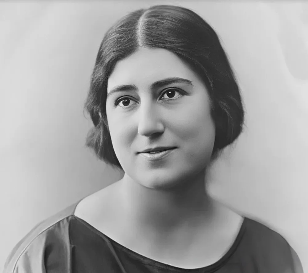 Retrato en blanco y negro de Matilde Landa joven, con expresión serena