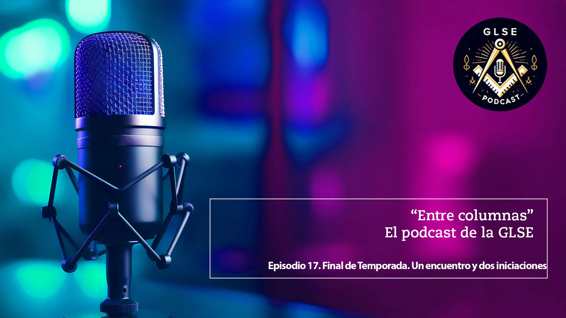Micrófono de estudio iluminado con fondo púrpura y azul, con el logo del podcast masónico “Entre columnas” de la GLSE.
