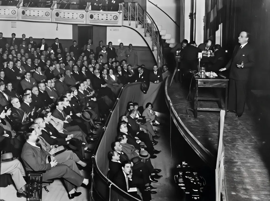 Conferencia de Ortega y Gasset ante un auditorio lleno