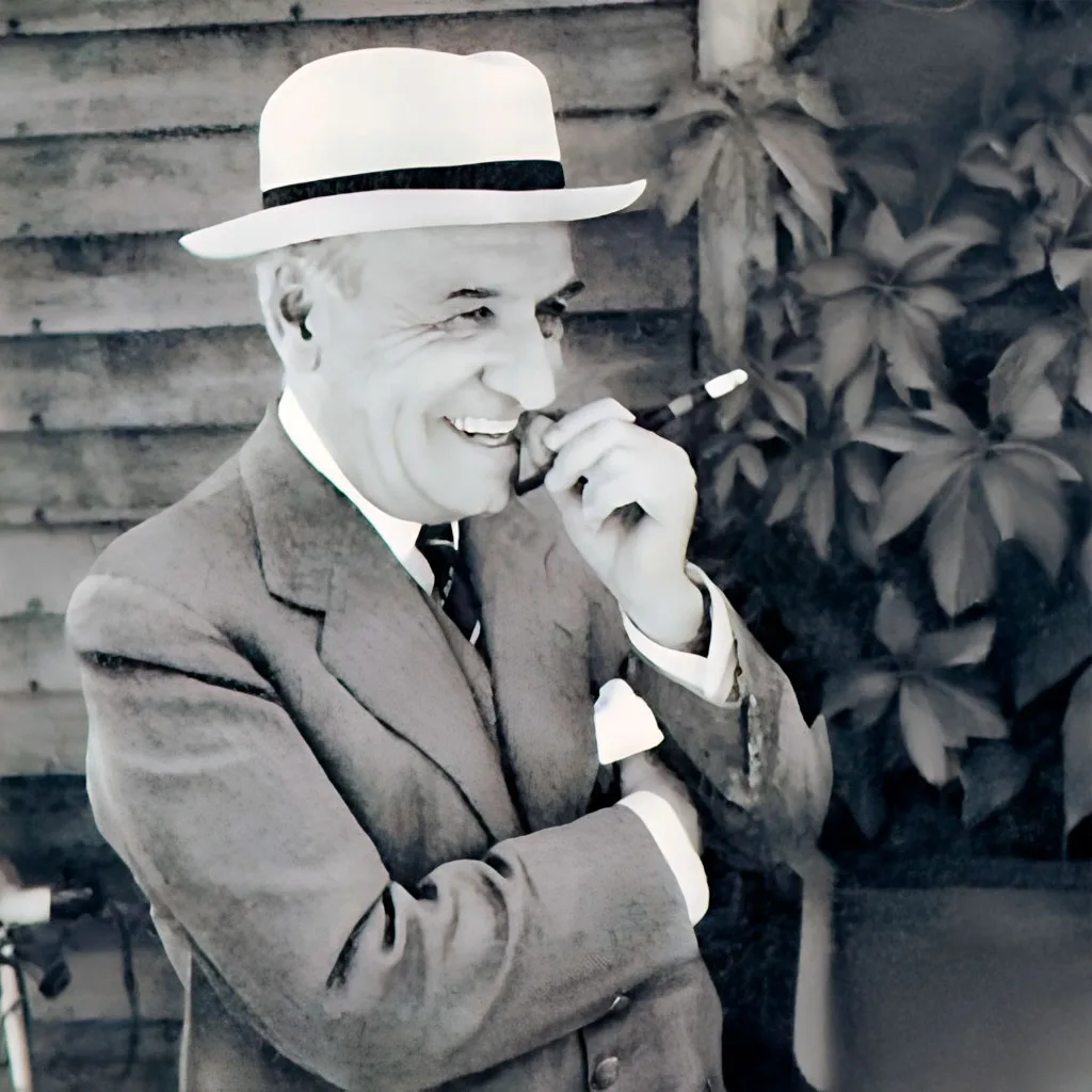 Ortega y Gasset sonriendo con sombrero blanco y cigarro