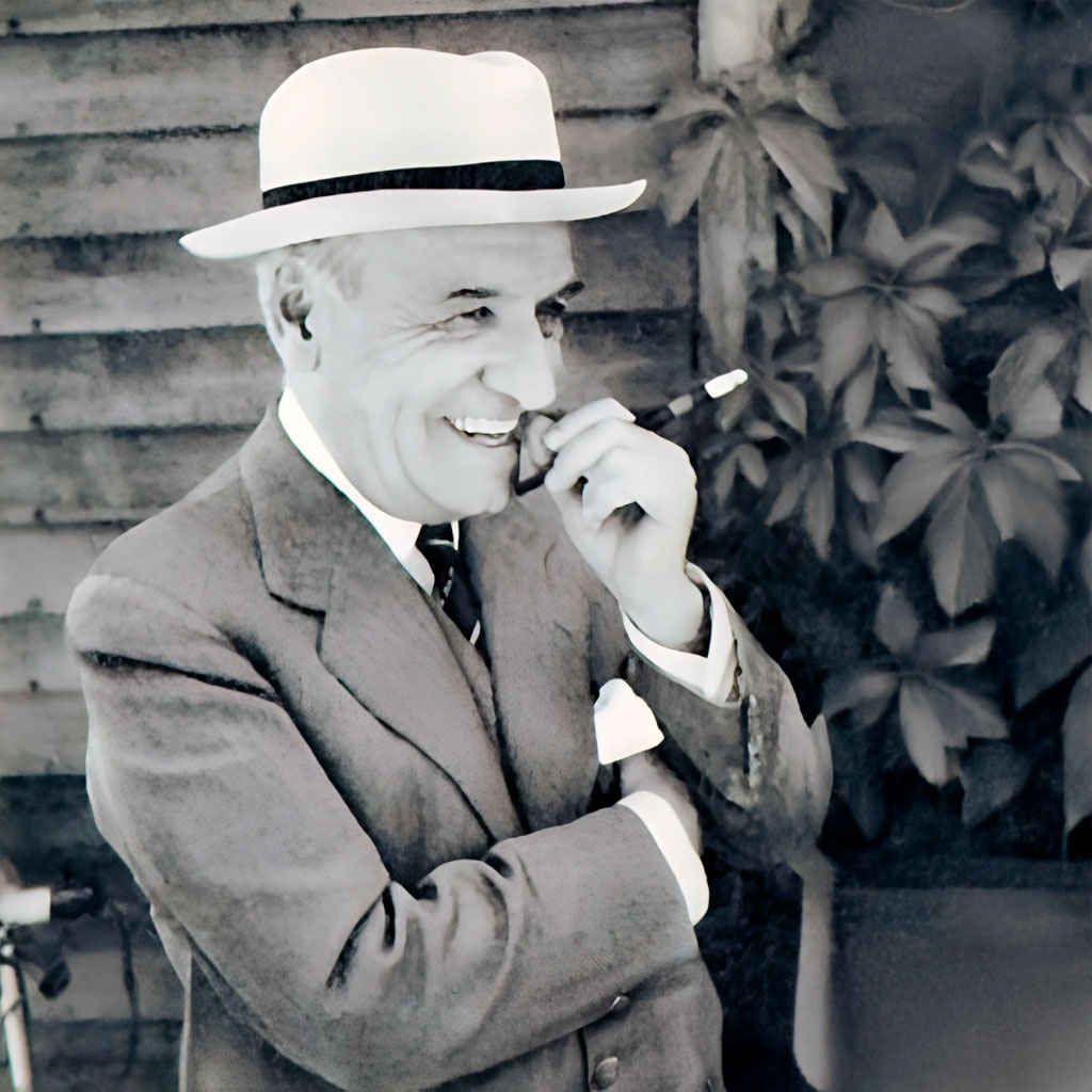 Ortega y Gasset sonriendo con sombrero blanco y cigarro