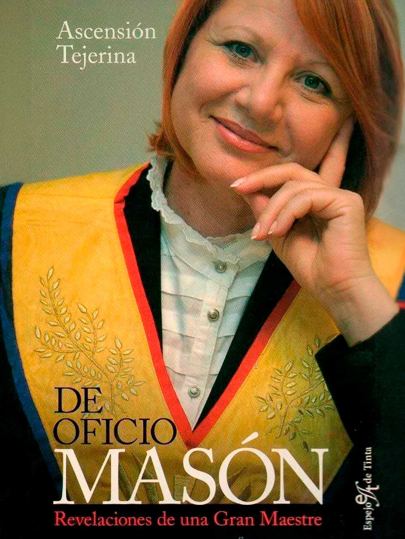 Ascensión Tejerina en la portada de su libro “De oficio masón”, donde narra en primera persona cómo ser masón mujer en una obediencia mixta.